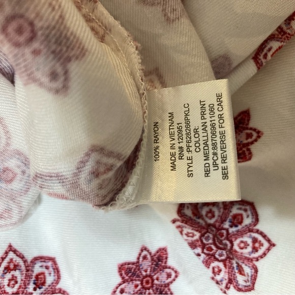 Pink Republic White and Red Floral Blouse - Picture 10 of 11